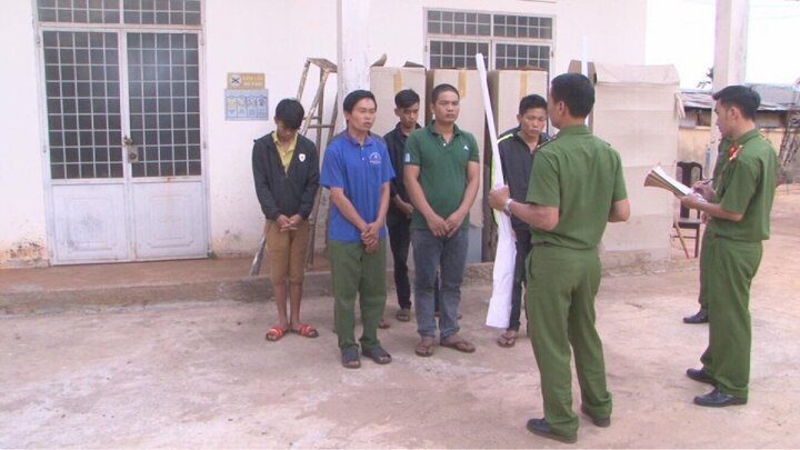 Mang súng tự chế giải quyết mâu thuẫn, một thanh niên bị bắn trọng thương