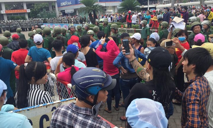 Khởi tố kẻ dùng gạch đá, tuýp sắt đập phá xe cảnh sát ở TP.HCM