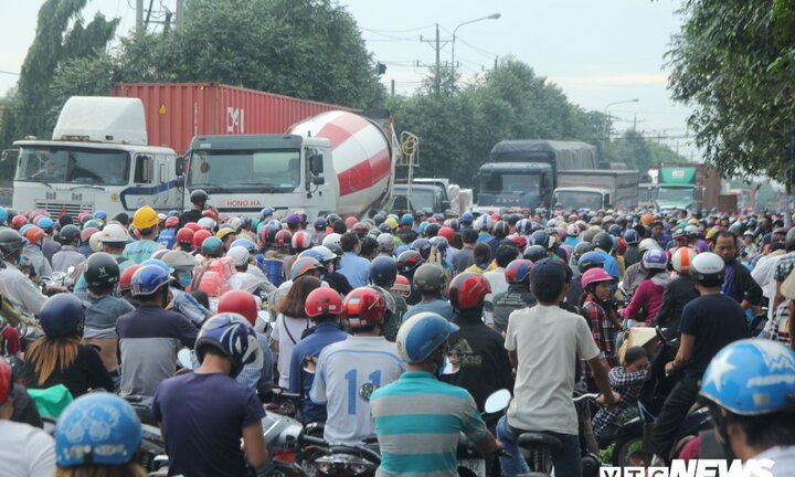 Ảnh: Kẹt xe khủng khiếp ở Bình Dương, người dân ngộp thở, đứng chôn chân giữa đường