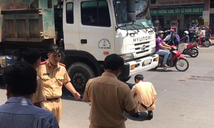 Đạp xe băng qua đường, người phụ nữ bị xe rác cán chết