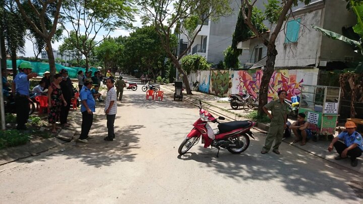 Người đàn ông bán vé số chết bên cạnh xe lăn ở TP.HCM