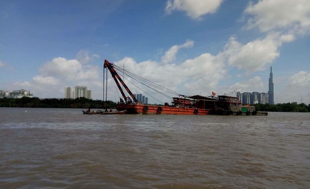 Tàu đâm chìm sà lan ở sông Sài Gòn: Tìm thấy thi thể thuyền trưởng và thuyền viên