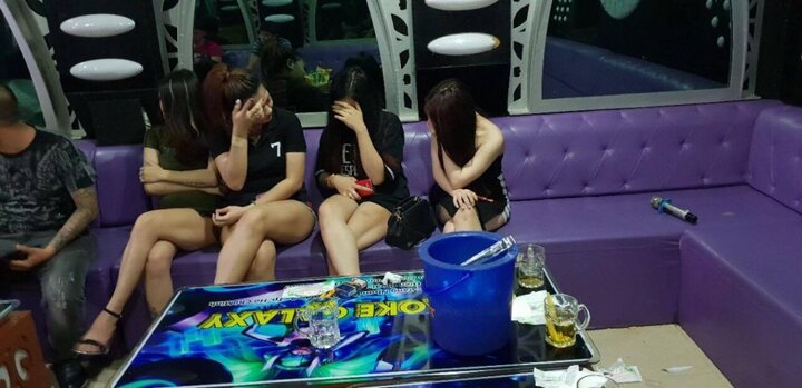 Phát hiện nhiều nữ tiếp viên ăn mặc hở hang, phục vụ khách