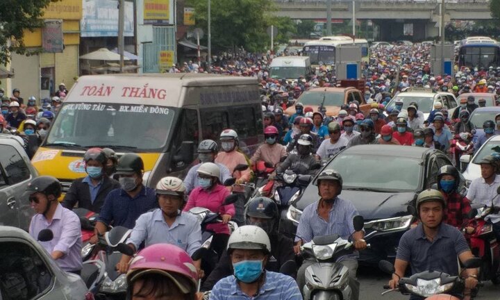 Tai nạn liên tiếp trên cầu Bình Triệu, cửa ngõ TP.HCM tê liệt