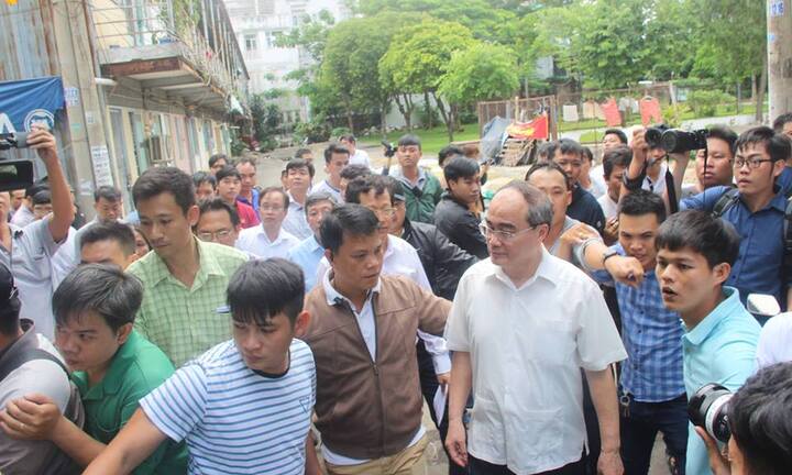 Bí thư Nguyễn Thiện Nhân đến thăm, dân Thủ Thiêm vây kín trình bày bức xúc