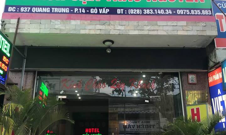 Bị truy bắt, hai thanh niên cầm mã tấu đuổi chém người, cướp xe máy