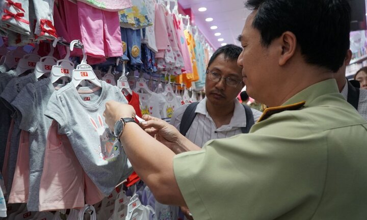 Kiểm tra hàng loạt cửa hàng Con Cưng làm rõ nghi vấn giả nhãn mác