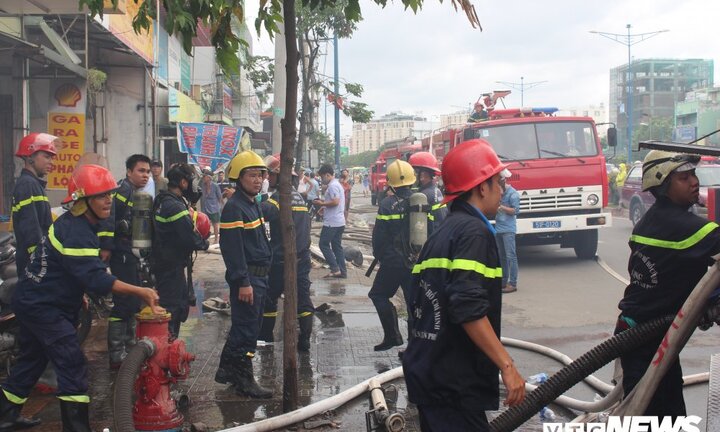 Cháy lớn tại một xưởng gỗ ở TP.HCM