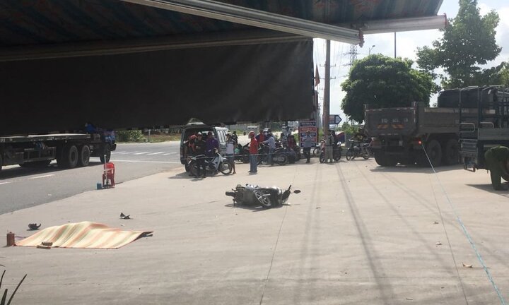 Rẽ vào đổ xăng, cô gái bị xe ben cán chết thương tâm