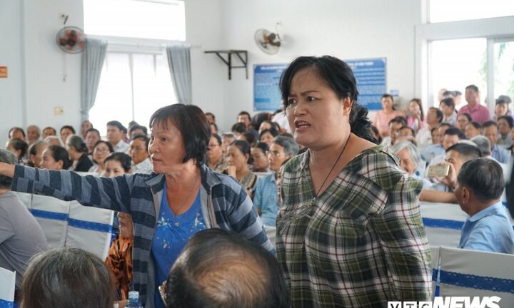 2/3 đại biểu vắng mặt, dân Thủ Thiêm náo loạn bức xúc bỏ về trong buổi tiếp xúc cử tri