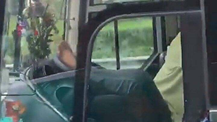 Sa thải tài xế lái xe khách bằng chân trên cao tốc Trung Lương – TP.HCM