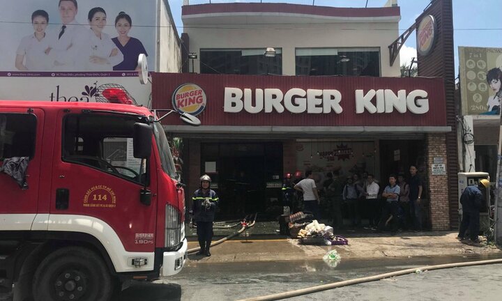 Cửa hàng Burger King ở TP.HCM bốc cháy ngùn ngụt