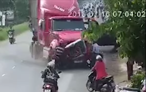 Khởi tố tài xế container chạy lấn làn, đâm 6 người thương vong