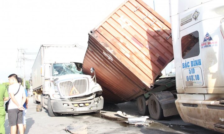 Hai container tông nhau hàng hóa vung vãi, một tài xế bị thương ở Bình Dương