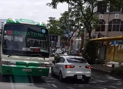 Đình chỉ tài xế xe buýt nghênh ngang chạy ngược chiều ở TP.HCM