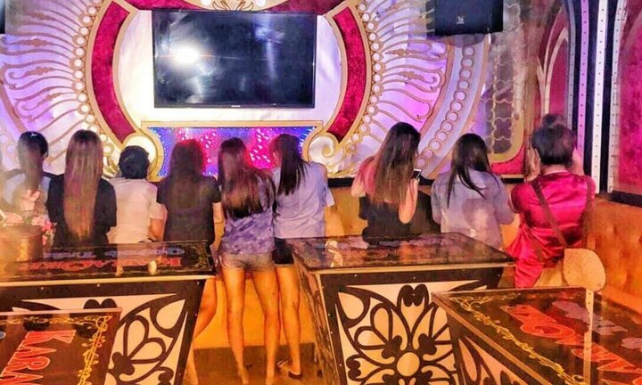 Nhiều nữ tiếp viên ăn mặc hở hang tiếp khách tại quán karaoke ở TP.HCM