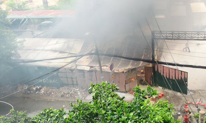 Bãi giữ xe bốc cháy dữ dội, nhiều ô tô bị thiêu rụi ở TP.HCM