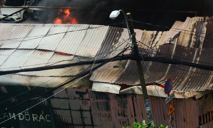 Cận cảnh bãi xe gần sân bay Tân Sơn Nhất bốc cháy ngùn ngụt, nhiều ô tô bị thiêu rụi