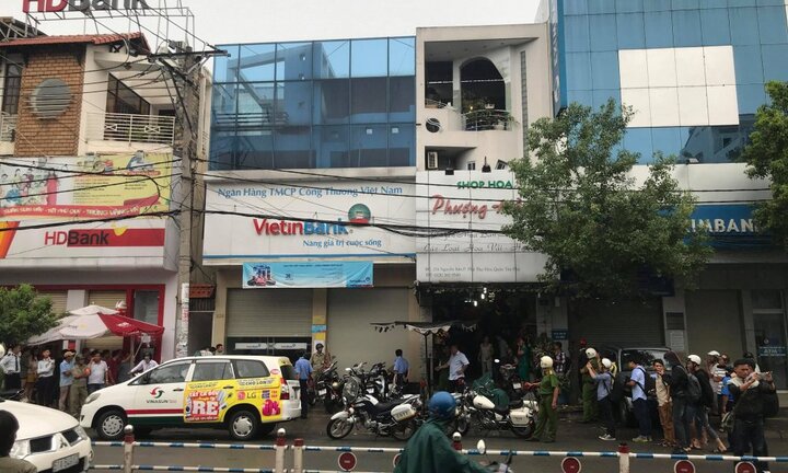 Nam thanh niên cầm hung khí xông vào ngân hàng ở TP.HCM