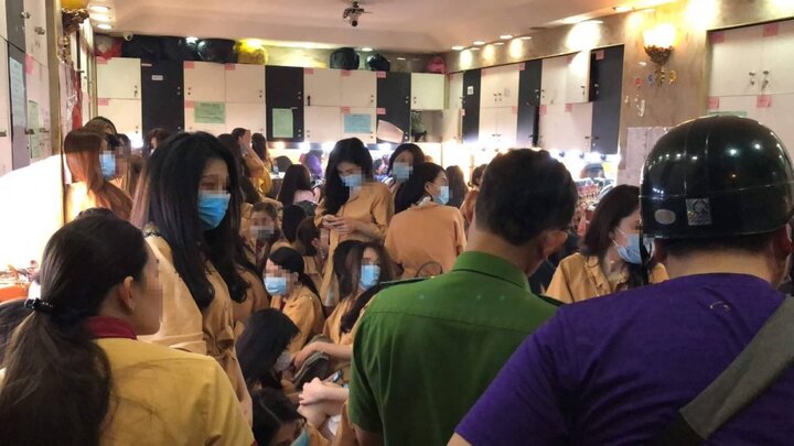 Nhiều nữ tiếp viên ăn mặc hở hang, ôm ấp khách trong nhà hàng tại TP.HCM