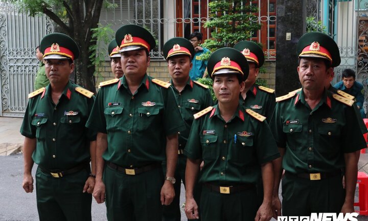 Đồng đội cất tiếng hát tiễn biệt thiếu tá tình báo 6 lần bị địch cưa chân về đất mẹ