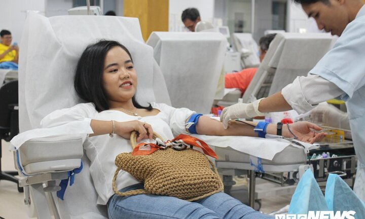 Ảnh: Hơn 200 người đăng ký hiến máu cứu người trong sáng cuối tuần ở TP.HCM