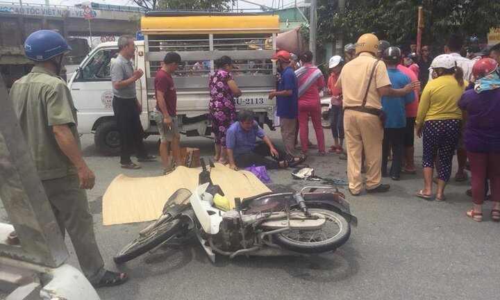 Cha ôm thi thể con trai khóc ngất ở vòng xoay tử thần