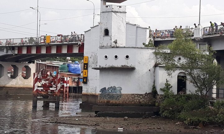 Người đàn ông nhảy cầu tự vẫn vội vã bơi vào bờ khi thấy cảnh sát