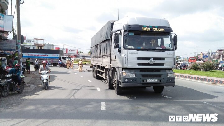 Người phụ nữ bán vé số bị xe tải cán chết thương tâm ở TP.HCM