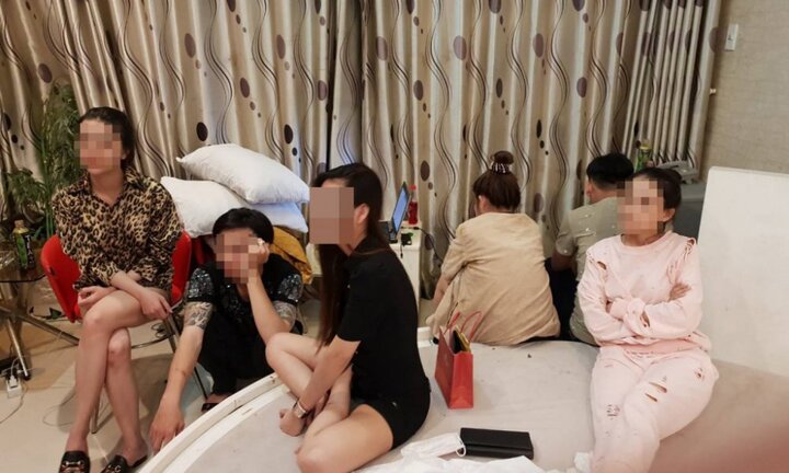 Bắt tạm giam 6 nam thanh, nữ tú phê ma túy trong khách sạn ở TP.HCM