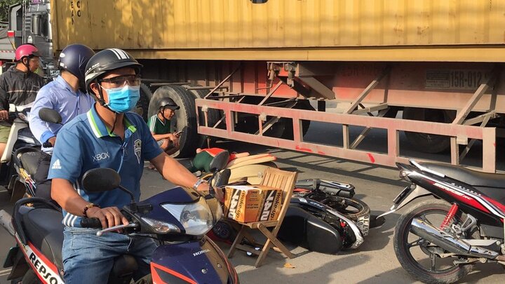 Người đàn ông bị container cán chết, vợ ôm thi thể chồng khóc ngất