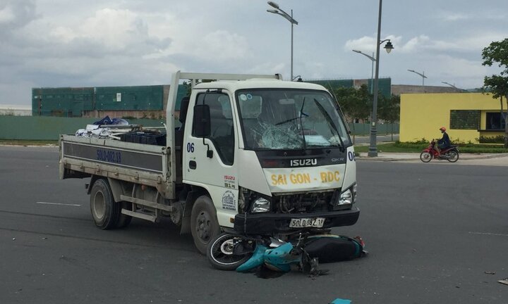 Đối đầu xe tải, 2 người đàn ông chết thảm ở TP.HCM