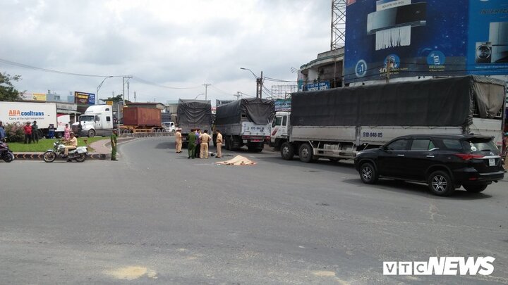 Chạy xe tốc độ cao vào đường cấm, nam thanh niên bị container cán chết