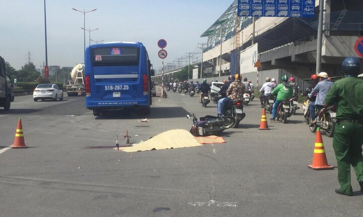 Xe buýt cán chết người phụ nữ đi xe máy ở TP.HCM