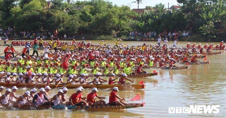 Hàng nghìn người vây kín sông Kiến Giang cổ vũ đua thuyền trên quê hương Tướng Giáp
