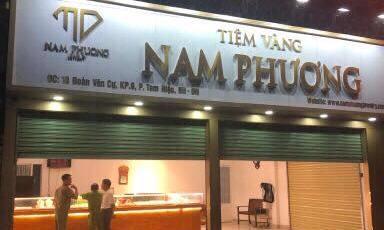 Vào tiệm vàng giả vờ hỏi mua rồi cướp nhiều tài sản bỏ chạy