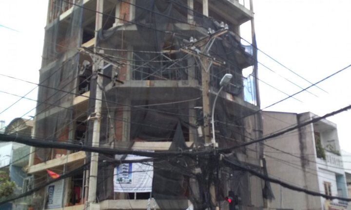 Tháo dỡ công trình bất cẩn, ván gỗ đầy đinh nhọn rơi xuyên thủng nhà dân