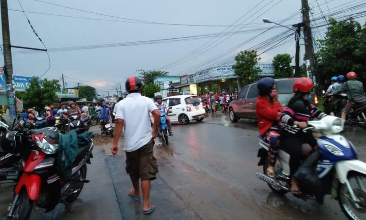 Hai thanh niên bị nước cuốn xuống cống, một người chết thảm ở Bình Dương