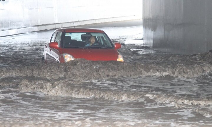 Hầm chui mới hoạt động ngập nặng, hàng chục xe chết máy ở TP.HCM