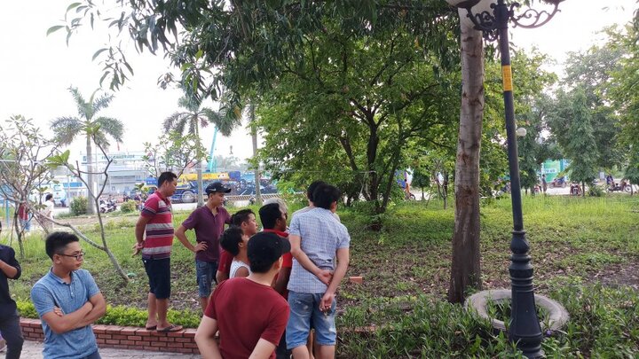 Người đàn ông treo cổ trước cổng trường tiểu học ở TP.HCM