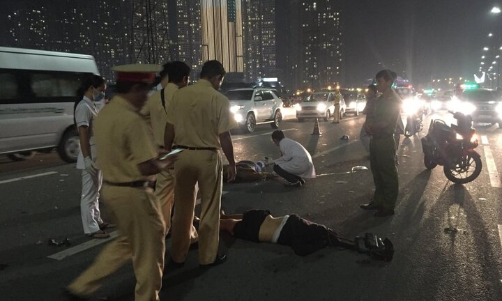 Đâm vào xe tải, đôi nam nữ chết thảm trên cầu Sài Gòn