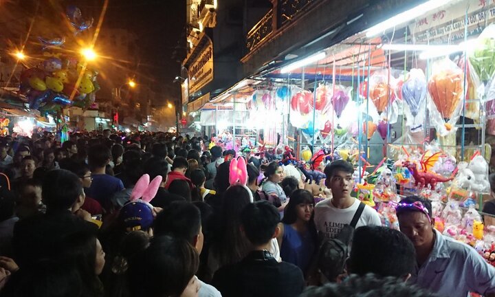 Biển người đi chơi Trung thu, chen chân ở phố lồng đèn TP.HCM
