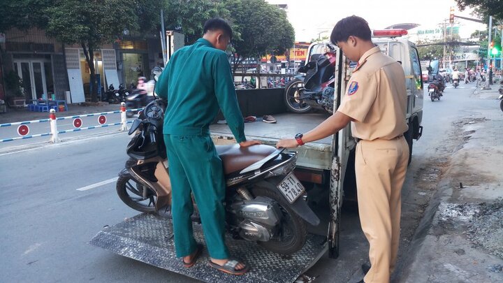 Sau va chạm giao thông khiến 1 người chết, cô gái vội vàng bỏ trốn