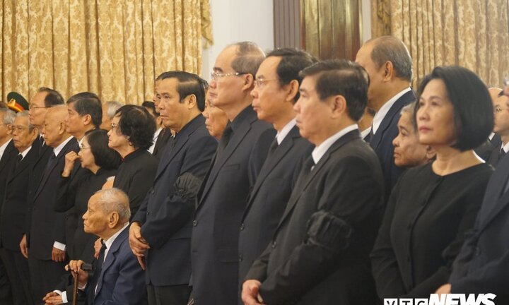 Lãnh đạo TP.HCM viếng Chủ tịch nước Trần Đại Quang tại Hội trường Thống Nhất