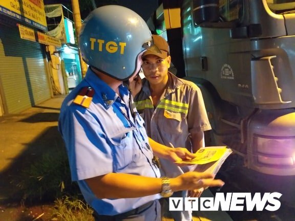 Thanh tra giao thông xử lý vi phạm tại điểm đen tai nạn ở TP.HCM