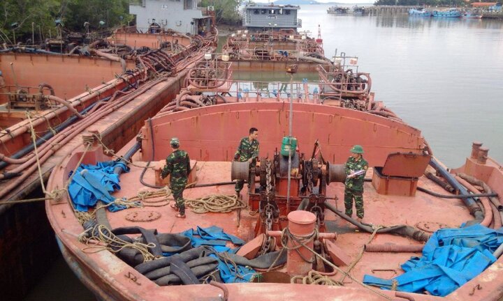 Bắt quả tang 3 sà lan khủng khai thác cát trái phép