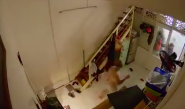 Vật lạ bay vào quán trà sữa phát nổ, bốc khói nghi ngút, hàng chục người cuống cuồng tháo chạy