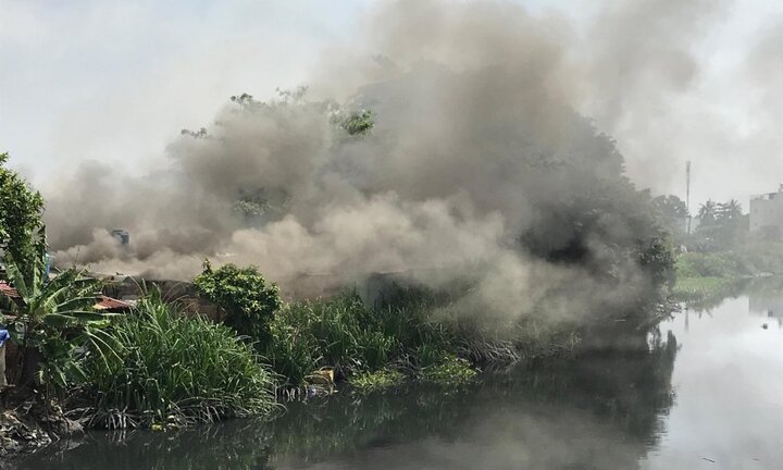 Cháy lớn kho phế liệu TP.HCM: Thiêu rụi nhiều tài sản, dân xung quanh hoảng loạn tháo chạy