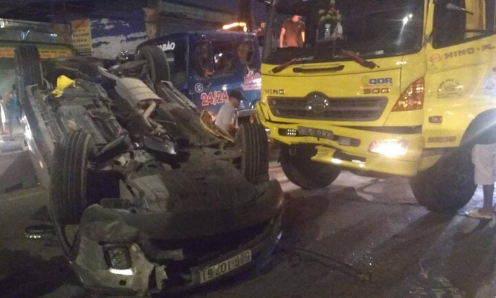 Ô tô lật ngửa trên đường sau va chạm ở TP.HCM