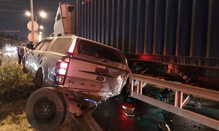 Container tông hàng loạt ô tô dừng đèn đỏ ở Bình Dương